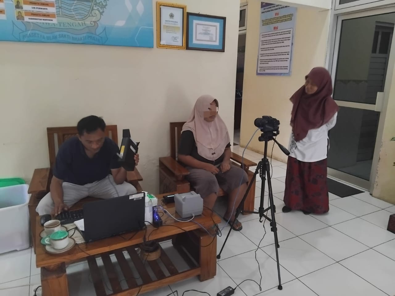 Petugas Disdukcapil Cilacap Datangi Desa untuk Rekam e-KTP ODGJ