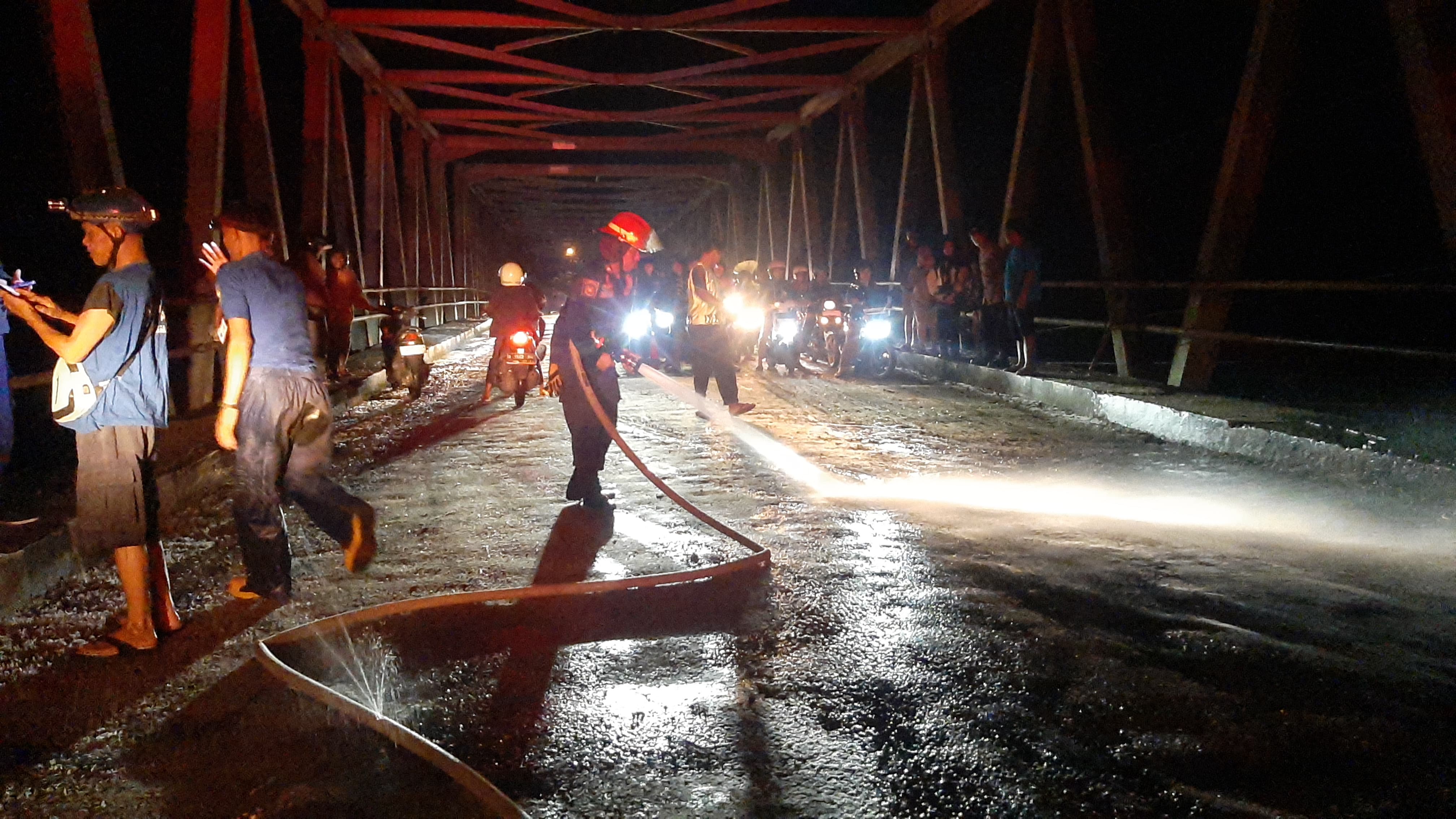 Dipenuhi Serangga Lembayang, Puluhan Sepeda Motor Terjatuh di Jembatan Sungai Klawing