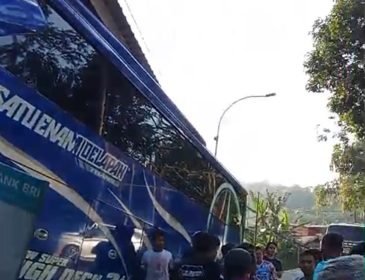 Kecelakaan Kembali Terjadi di Karangreja, Bus Menabrak Toko Bangunan