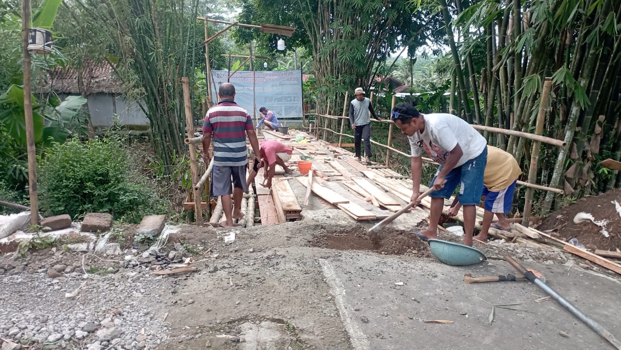 Warga Buniayu Swadaya Rehab Jembatan