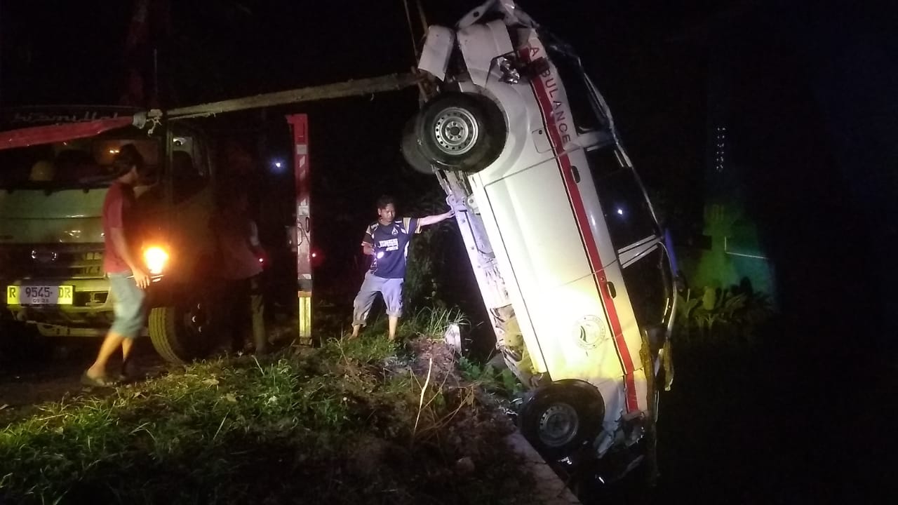 Tabrakan dengan Motor, Ambulan Terjun ke Sungai