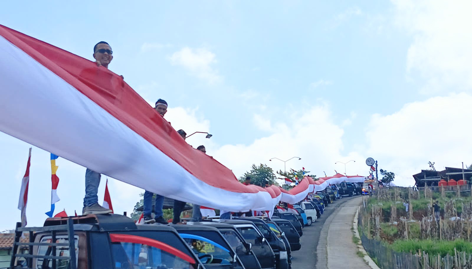 Wow, Bendera Merah Putih Sepanjang 1.080 Meter Dibentangkan di Bukit Pangonan