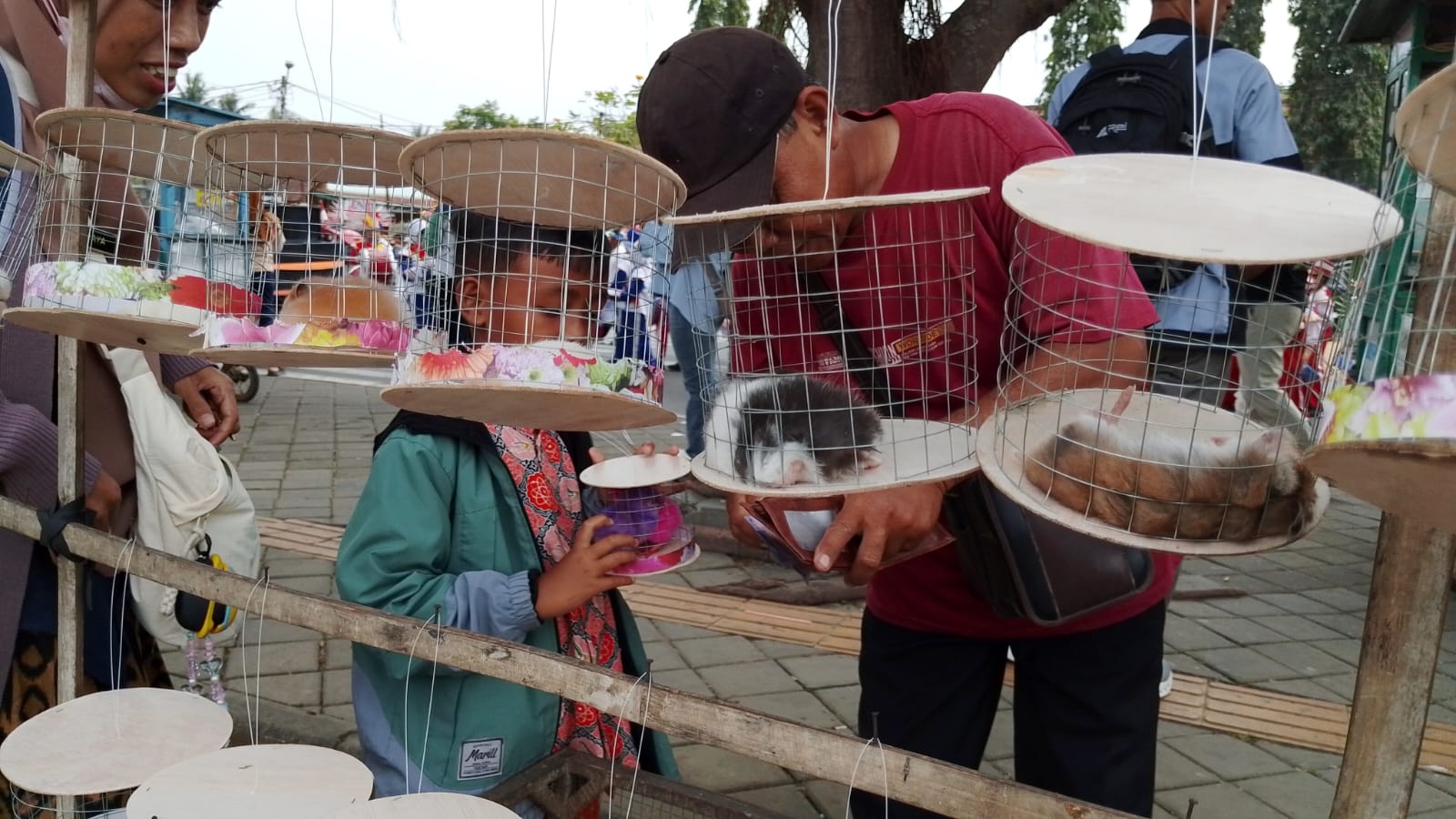 Karnaval Banyumas Kota Lama Dongkrak Dagangan Warga, Pedagang Manfaatkan Ramainya Pengunjung