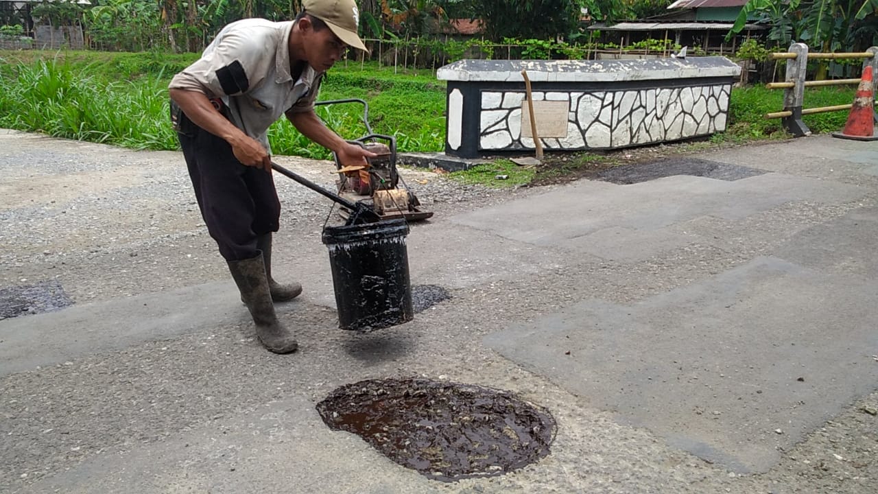 Hujan Hambat Penanganan Jalan Berlubang di Banyumas