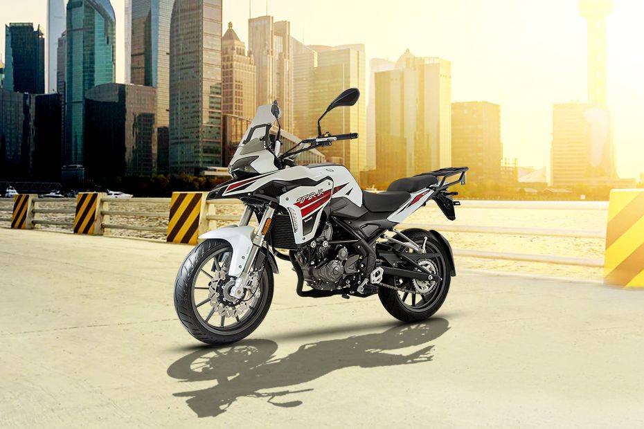 Harga Motor Benelli TRK 251 Setara Smartphone Flagship, Fitur USB Port-nya Bikin Tambah Ngehits!