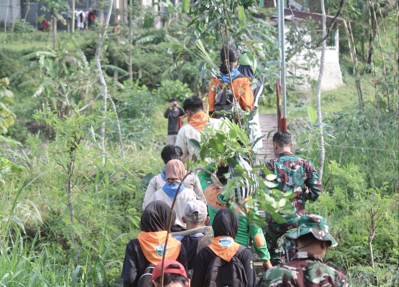 Rawan Bencana Longor, Lintas Komunitas Tanam 250 Bibit Pohon di Rembang
