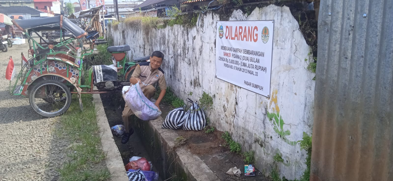 Banner Larangan Buang Sampah di Pasar Sumpiuh Banyumas Tak Digubris