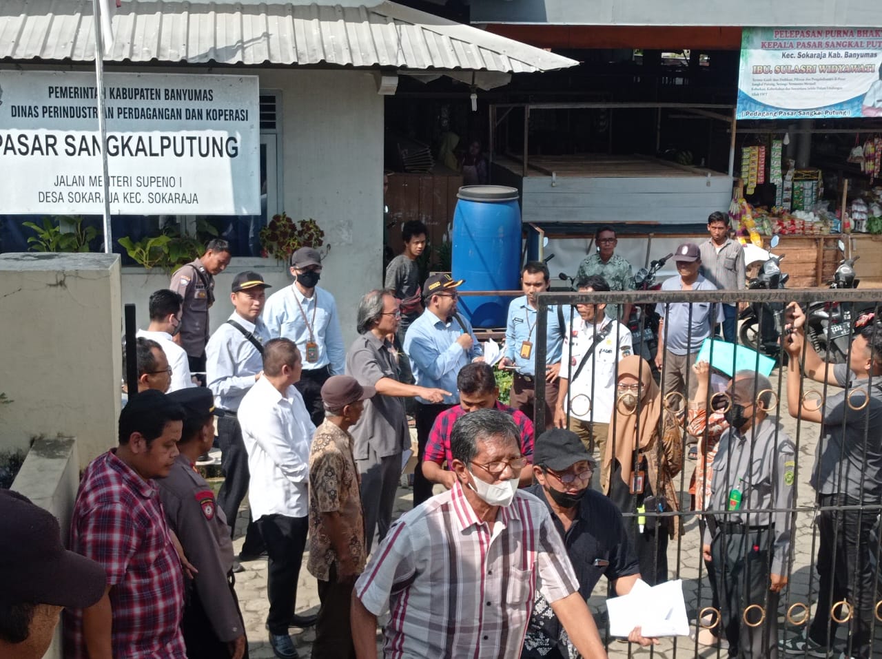 Hakim PN Banyumas Tinjau Obyek Sengketa Antara Warga dan Pemda di Pasar Sangkalputung Sokaraja