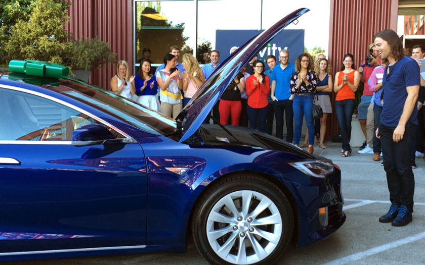 Wuih, Karyawan Patungan Beli Mobil Tesla S Model Untuk Si Bos!