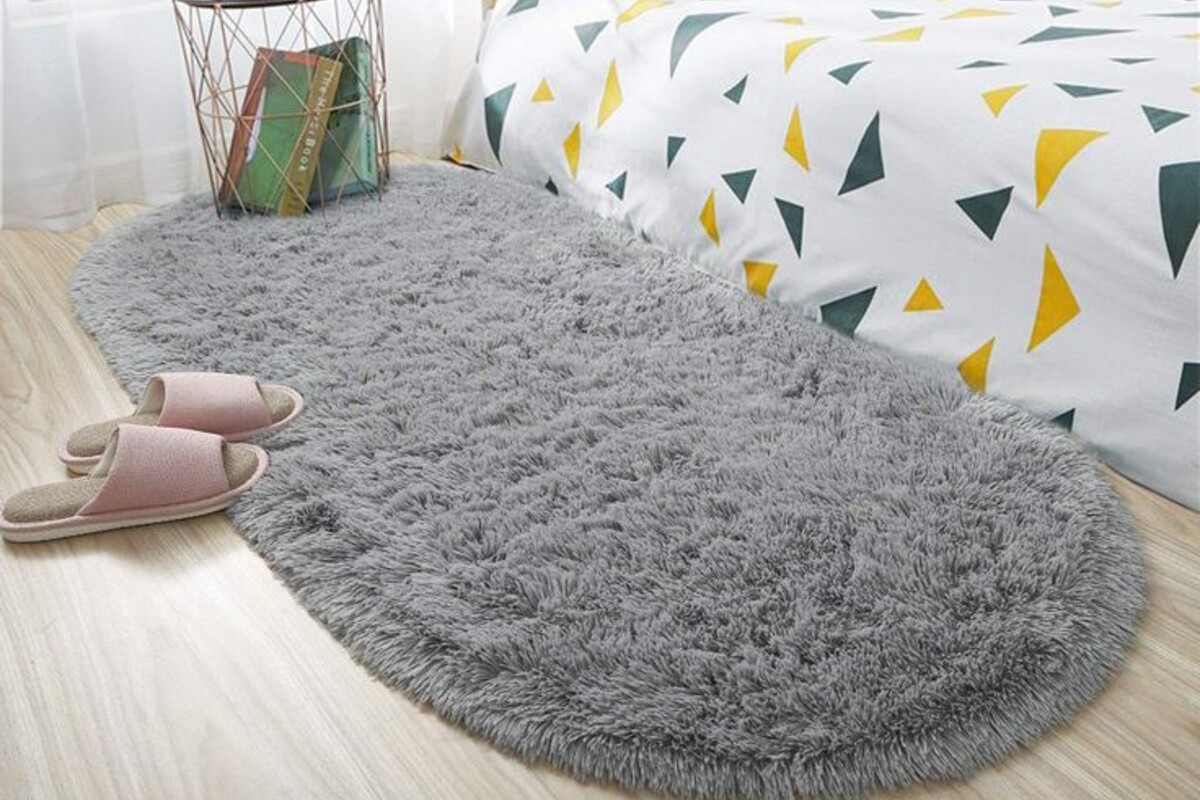7 Cara Membersihkan Karpet Bulu yang Benar Agar Tidak Rusak dan Tetap Nyaman