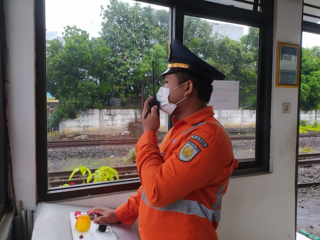 Tugas Petugas Perlintasan Kereta Api, Tidak Hanya Naik Turunkan Palang!