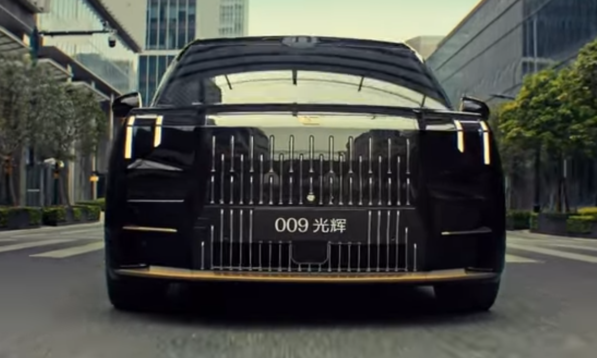 Zeekr Rilis Mobil Berlapis Emas, Karpet Bulu Unta Pegunungan Andes dan Kursi Pijat Mewah