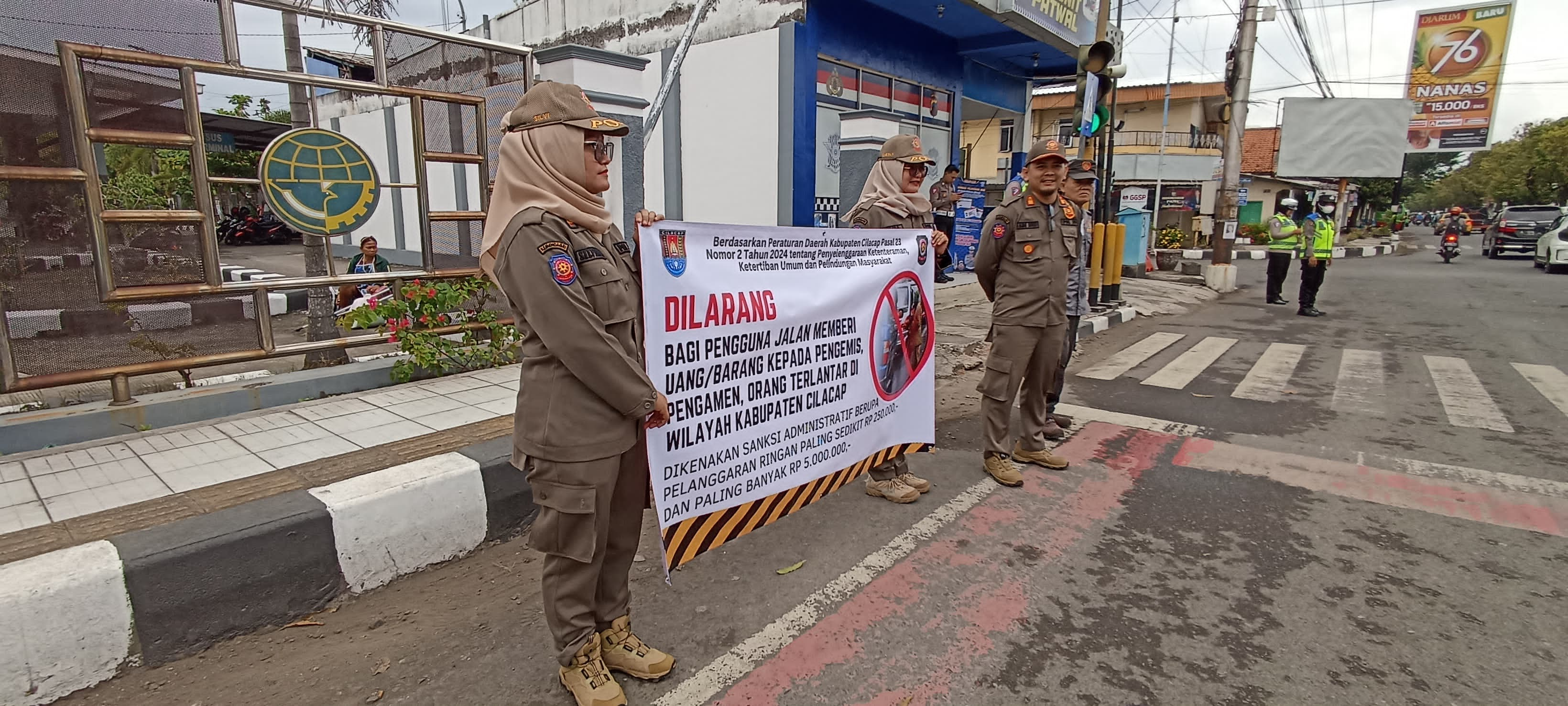 Satpol PP Cilacap Sosialisasikan Larangan Memberikan Sedekah ke PGOT