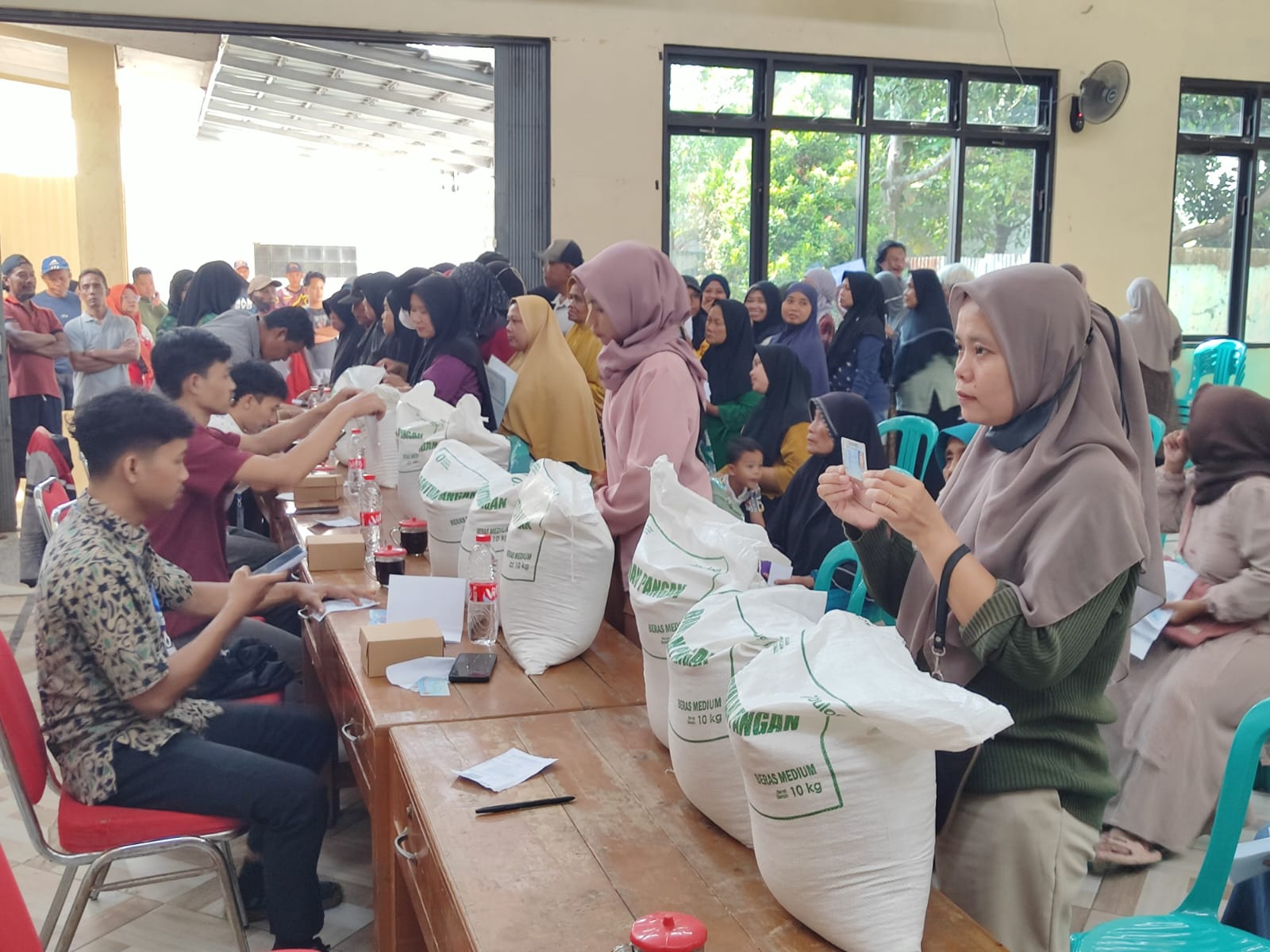 1.161 Warga Desa Bukateja Terima Bantuan Beras 30 Kilogram untuk Tiga Bulan