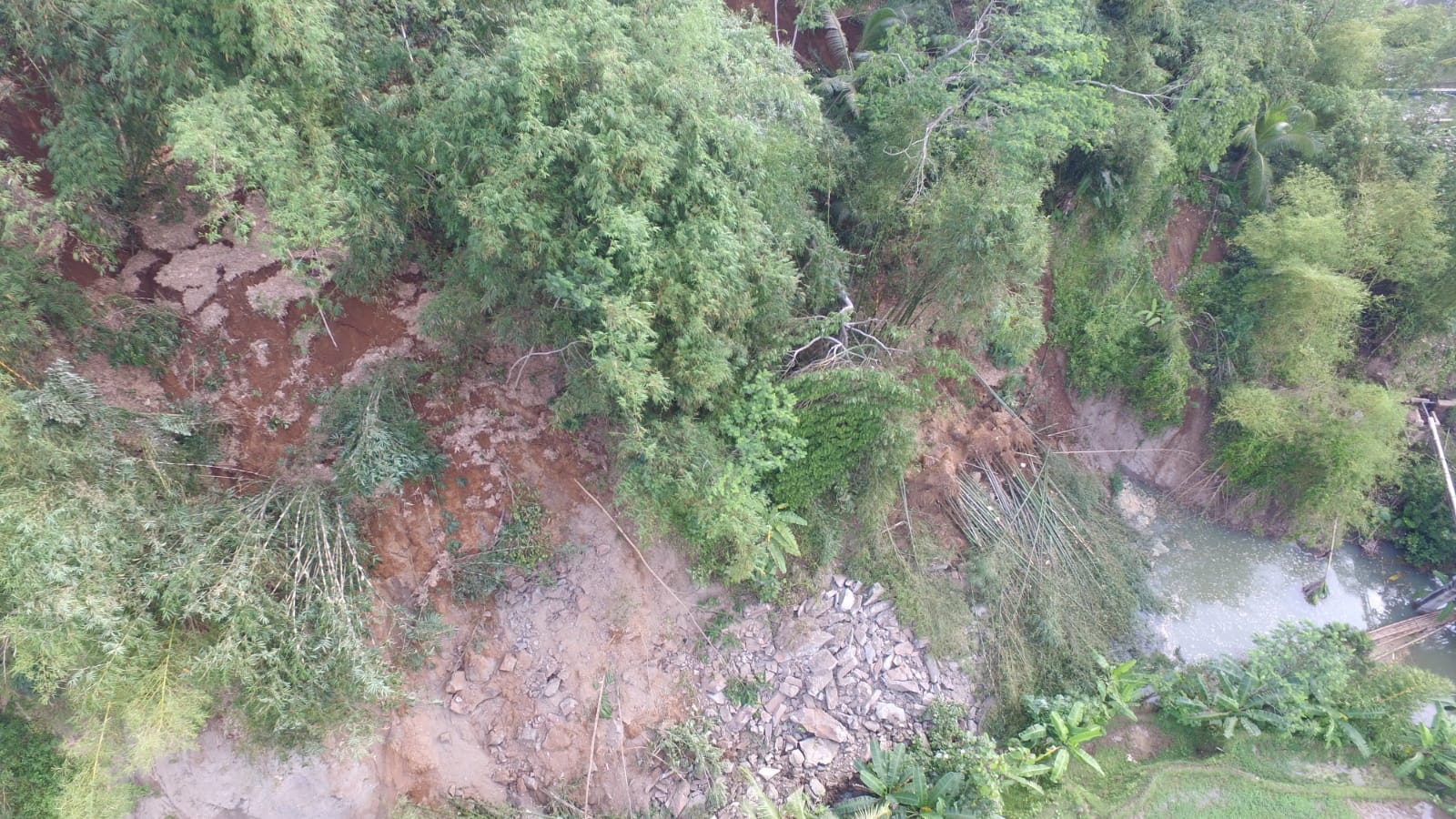 Pembersihan Material Longsor di Sungai Ente di Desa Kasegeran Menyesuaikan Cuaca