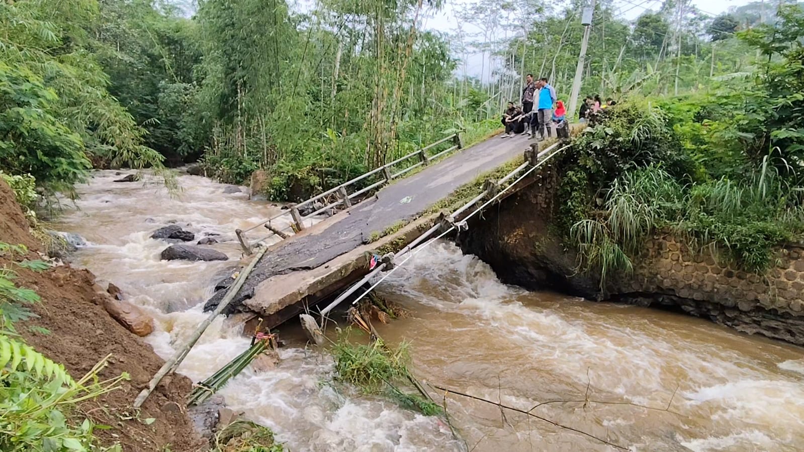 Jembatan Kalibombong Putus Diterjang Banjir, Akses Warga Terhambat