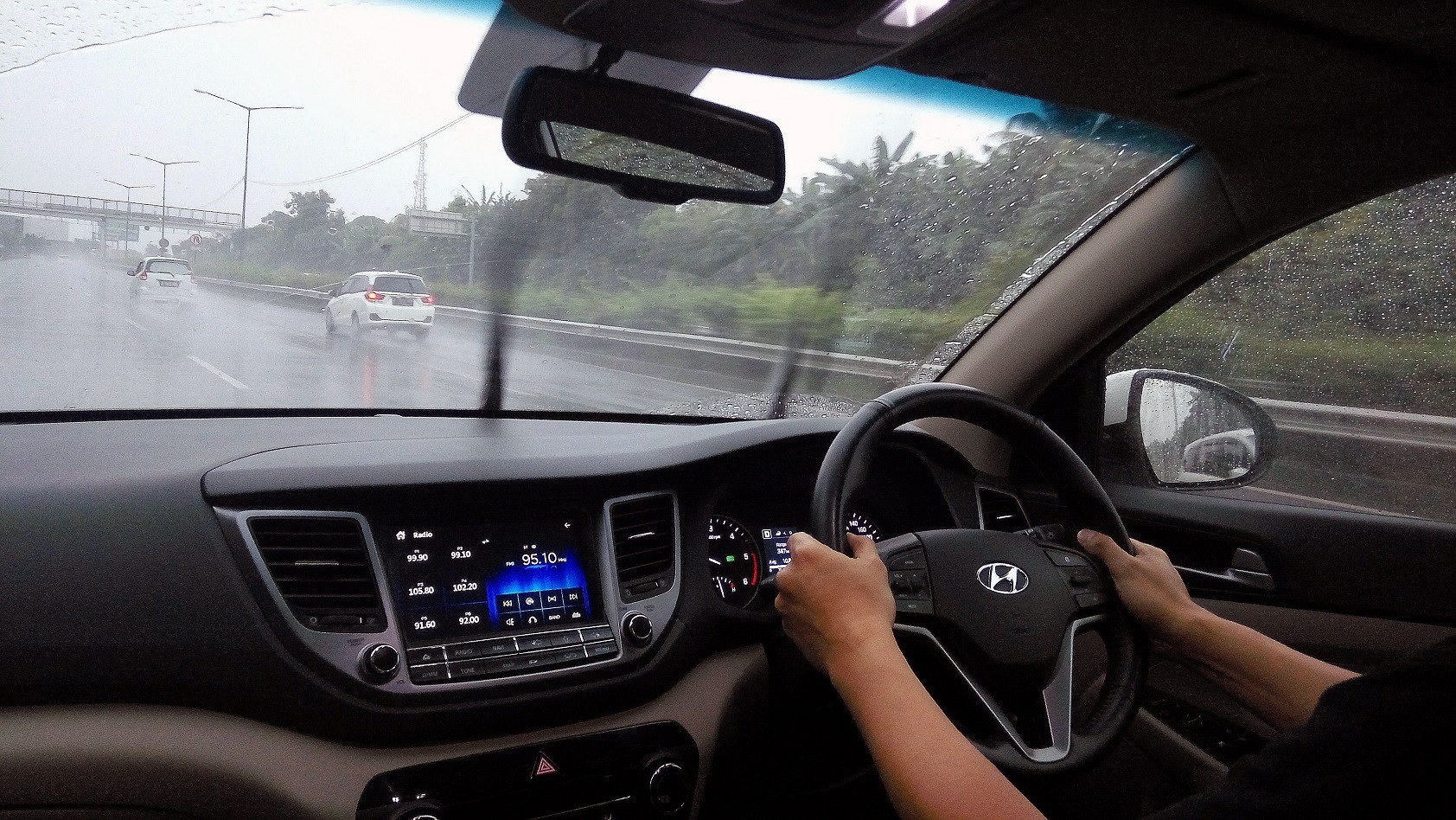 Bahaya Ngegas Mobil Saat Mesin Dingin, Ini Efek Buruknya