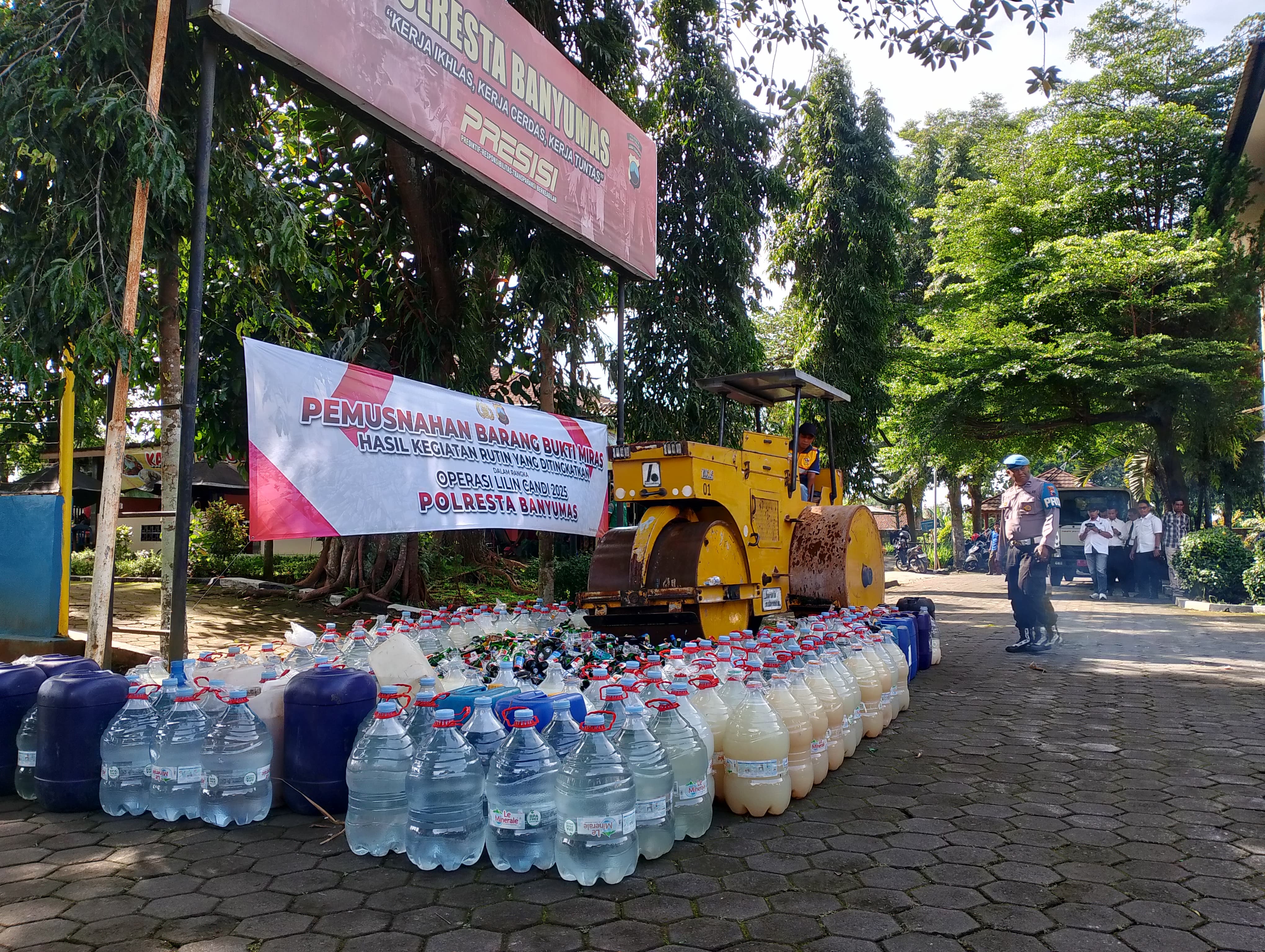 Jelang Nataru, Polresta Banyumas Gilas Ribuan Botol Miras Hasil Operasi