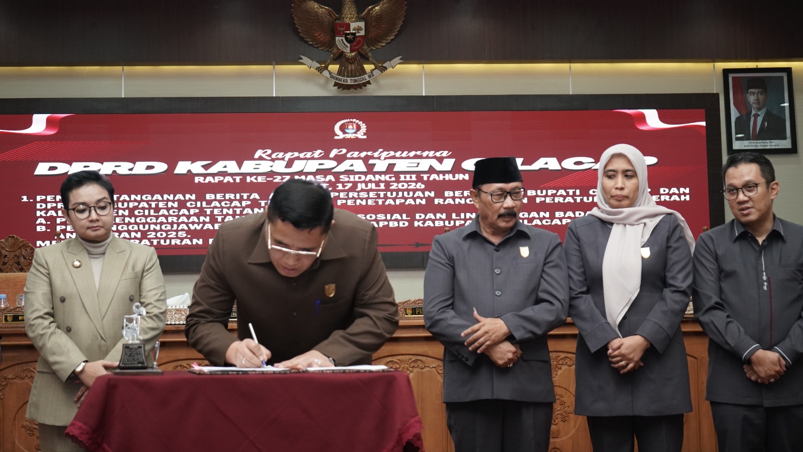DPRD Cilacap Sahkan Perda TJSL dan Pertanggungjawaban APBD 2025
