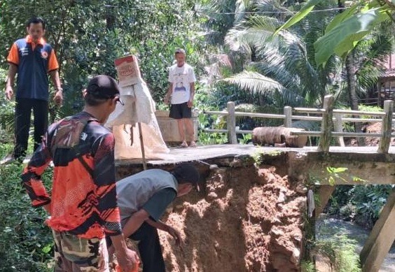 Longsor, Jembatan Desa Banjararjo Kebumen Terancam Putus