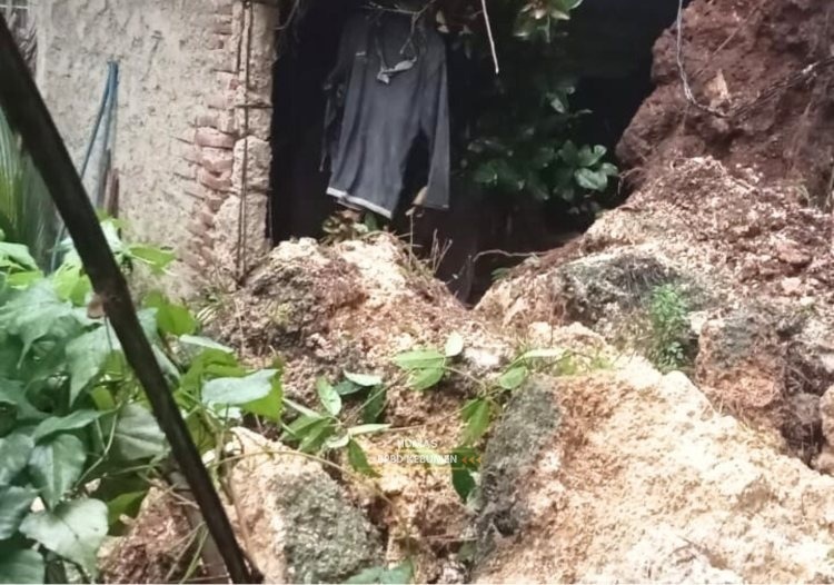 Longsor Rusak Rumah Warga Kecamatan Ayah