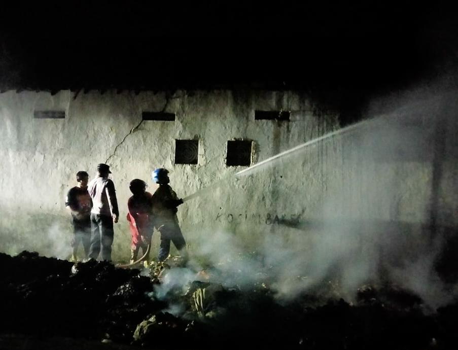 Diduga Akibat Puntung Rokok, Tumpukan Sampah di Komplek Pasar Karangpucung, Cilacap Terbakar