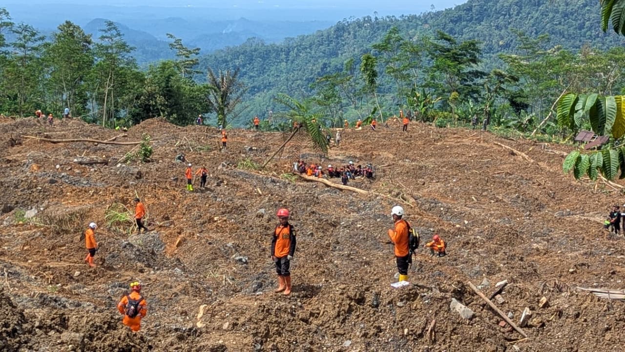 Hari Ketujuh Pencarian, Suratno Kehilangan 11 Anggota Keluarga dalam Longsor Pandanarum