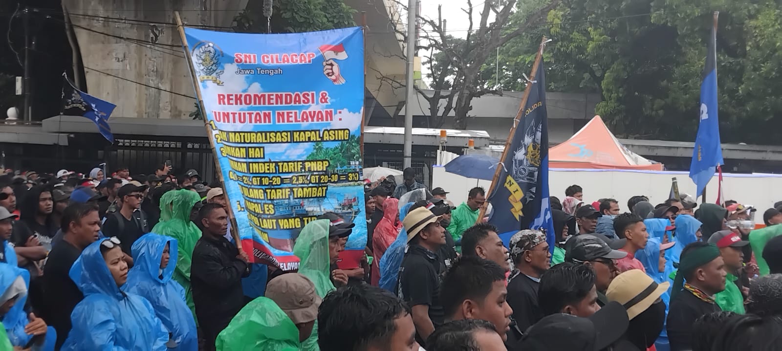 Ribuan Nelayan Cilacap Ikuti Aksi Damai di Kementerian KKP