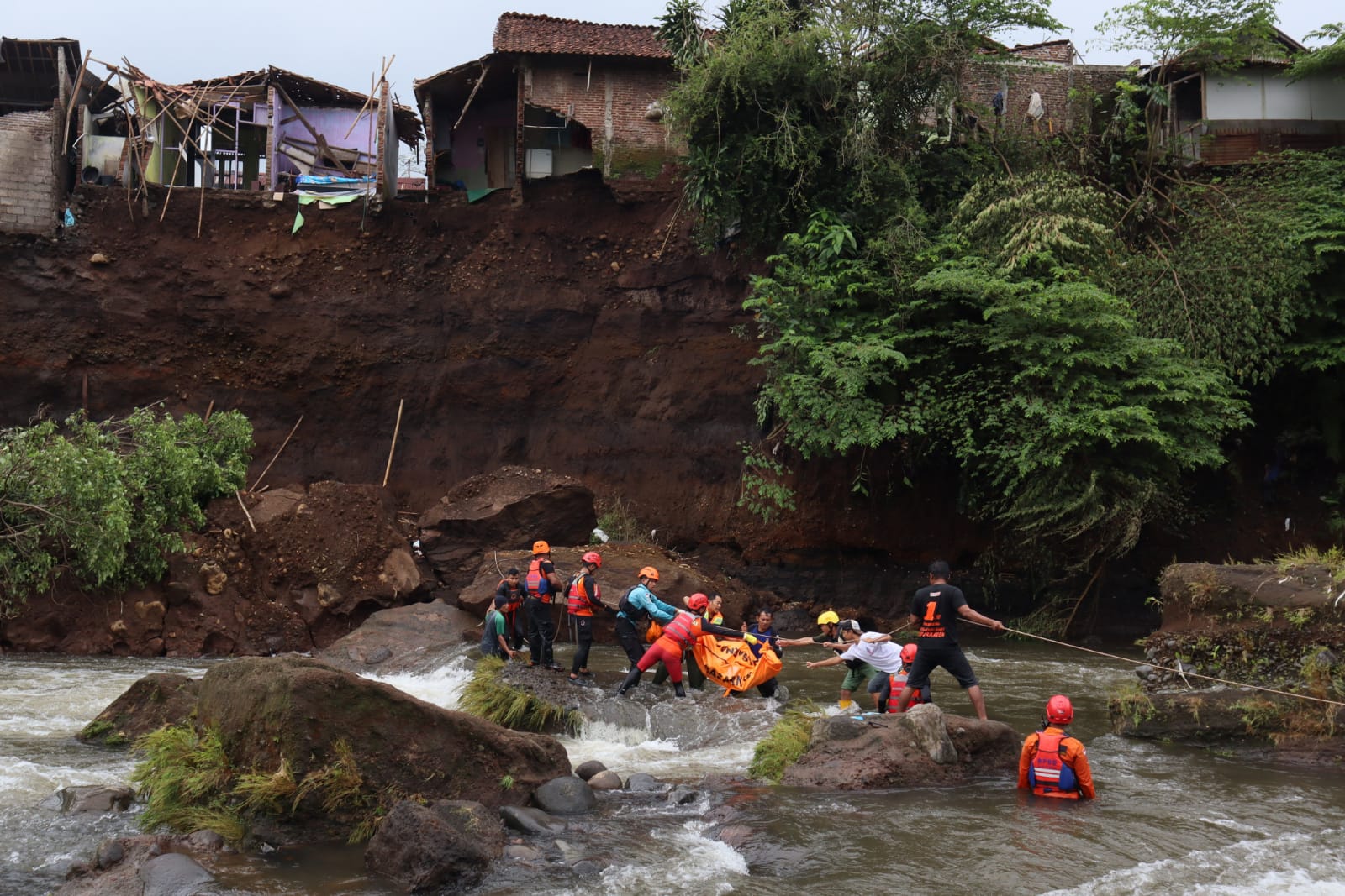 Tebing Sungai Pelus Arcawinangun Longsor Di Purwokerto, BPBD Banyumas : Ini Kejadian Ketiga Kalinya 