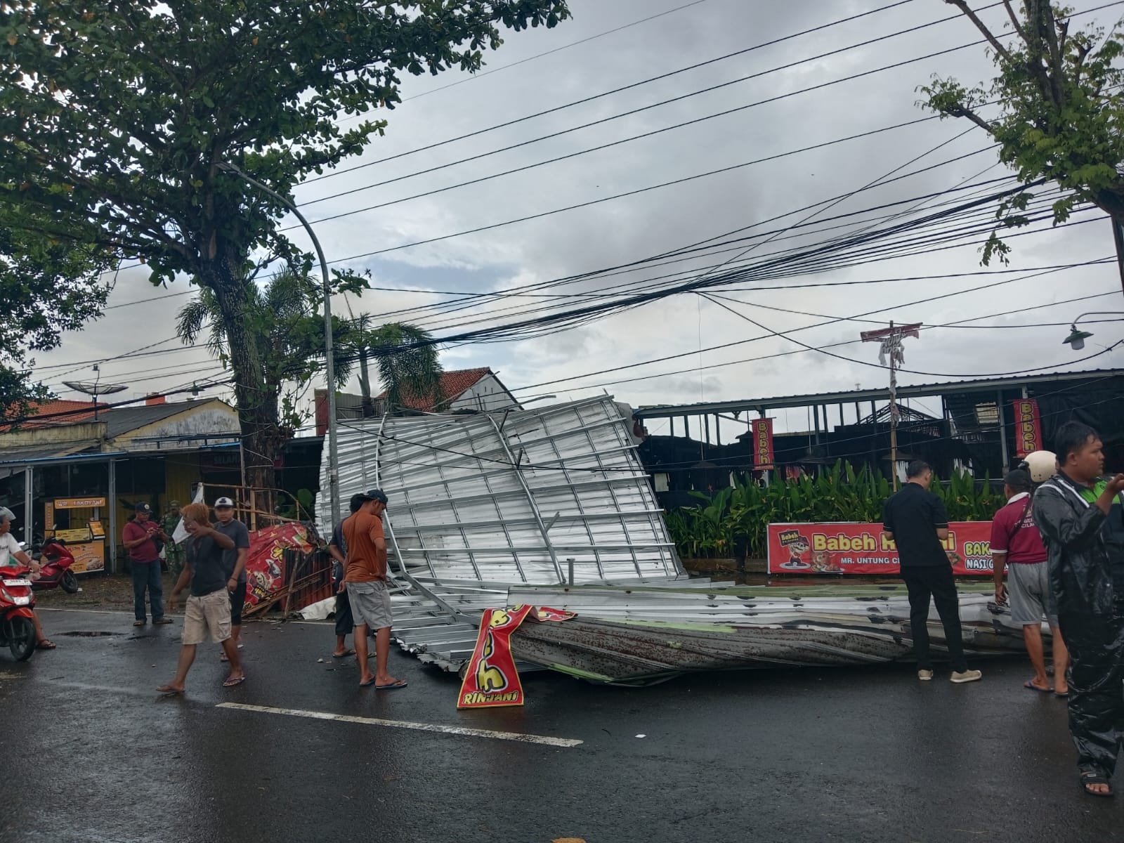 Cuaca Ekstrem, Atap Rumah Makan di Jalan Rinjani Cilacap Terbang Terhempas Angin Kencang