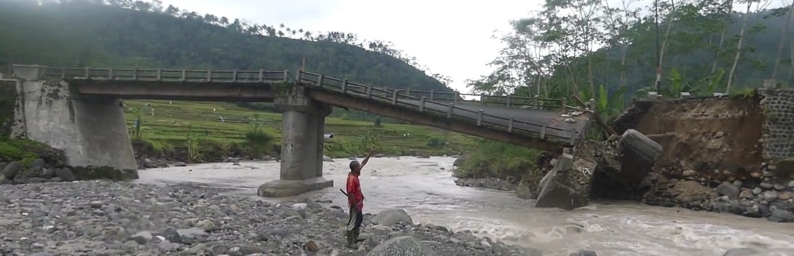 Jembatan Penghubung Banjarmangu dan Punggelan di Banjarnegara Ambruk, Warga Putar 20 Km 