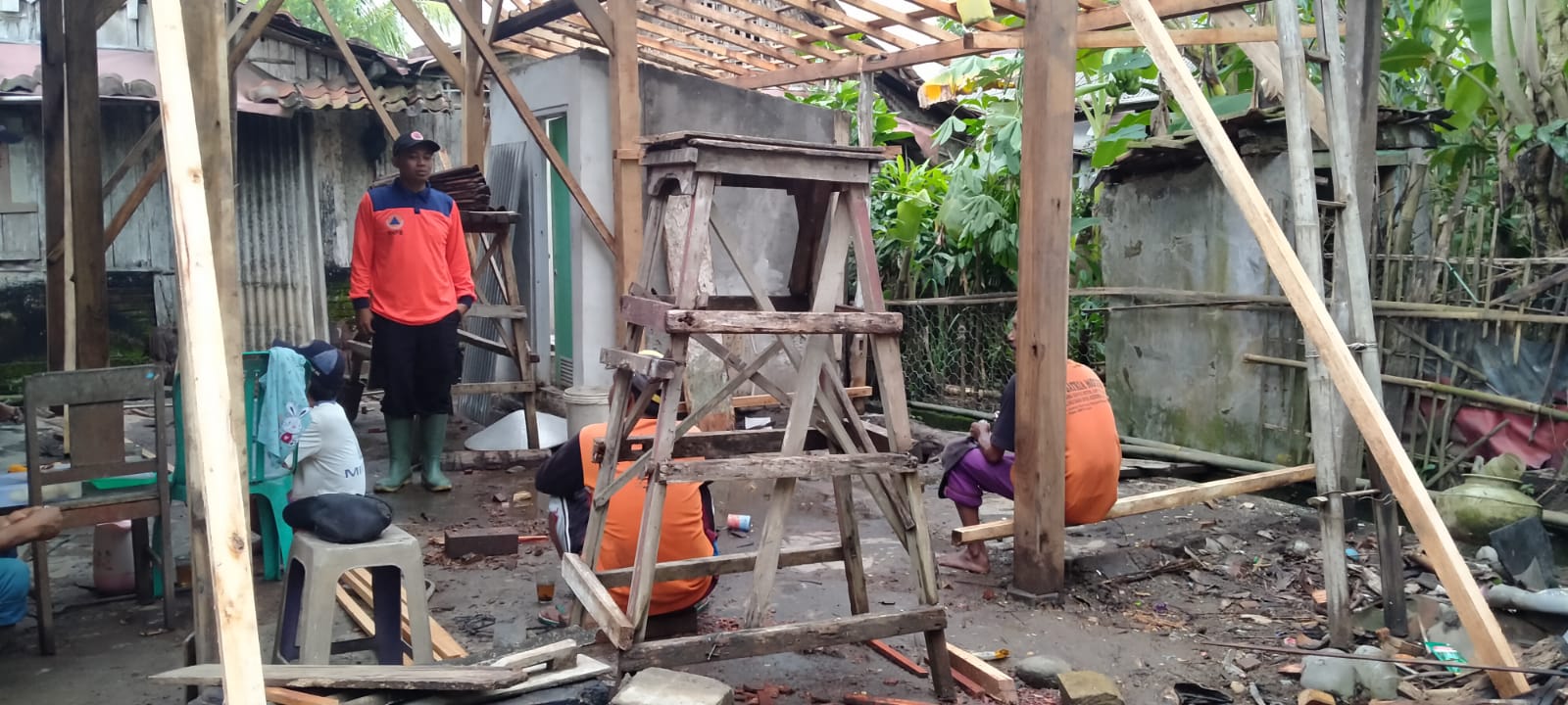 Assesment Rumah Terdampak Angin Kencang di Rawalo, BPBD Serahkan Bantuan Sembako