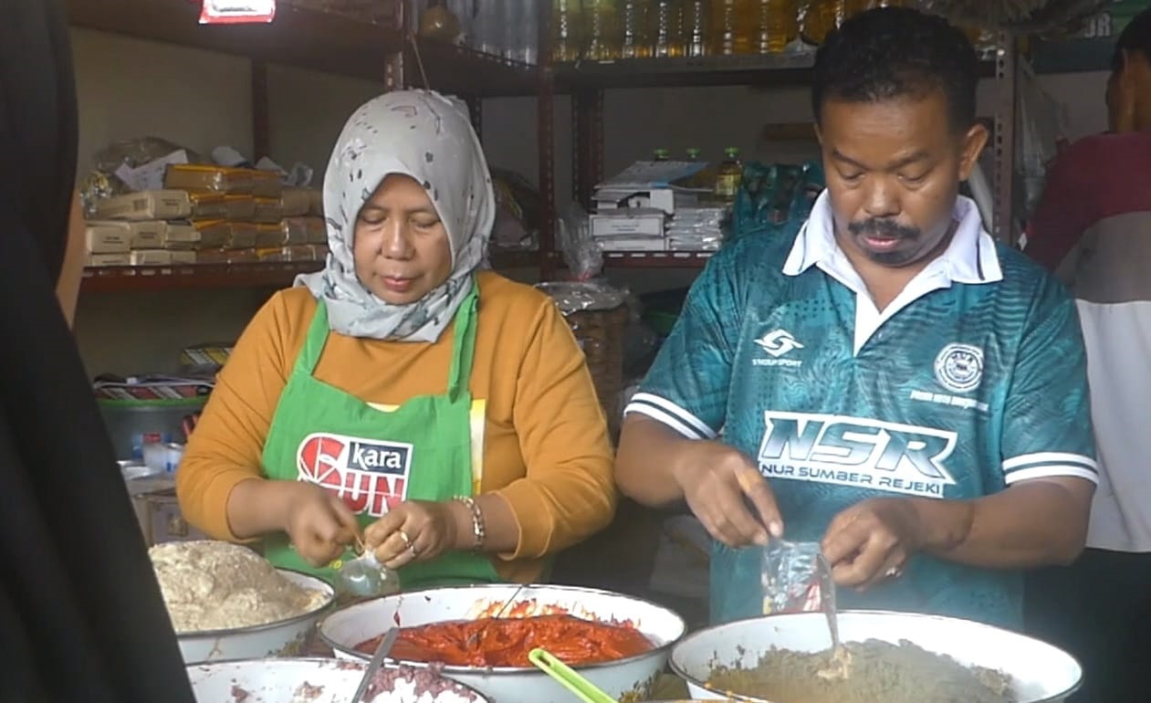 Bumbu Giling Laris Manis, Antrean Panjang Jadi Cerita Tradisi