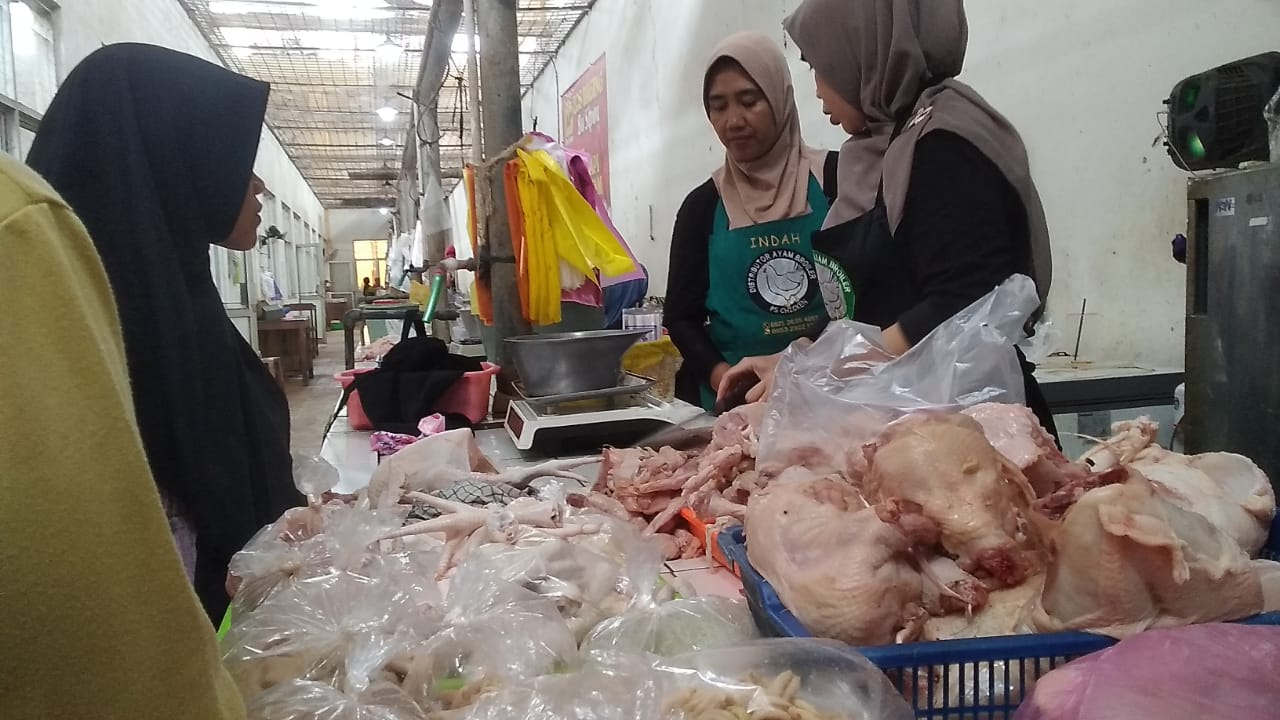  Pedagang Daging Ayam Broiler Pasar Sumpiuh Pasok Dapur MBG