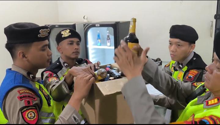 Sasar Warung dan Tempat Hiburan, Polres Purbalingga Sita 100 Botol Miras dalam Semalam