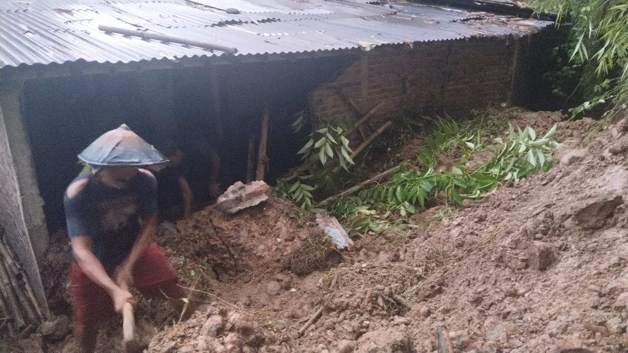 Tanah Longsor di Desa Banjaran Akibatkan Satu Rumah Warga Rusak