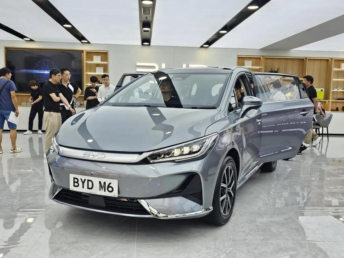 Harga BYD M6 Mulai Rp 380 Jutaan, Bisa Dicicil Rp 6 Jutaan: Mobil Listrik Keluarga Terlaris