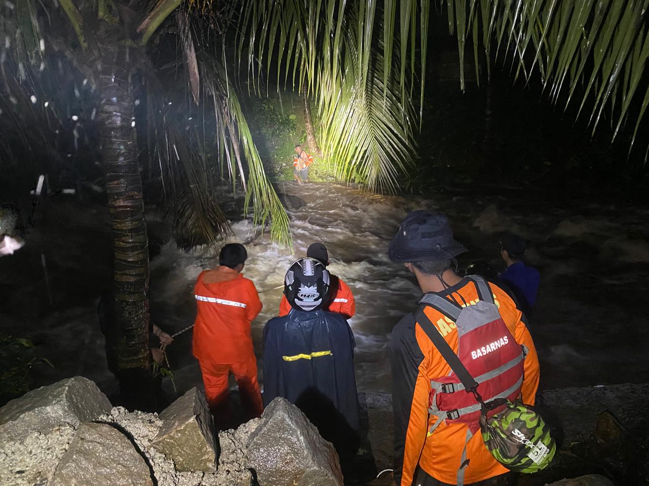 Sejumlah Bencana Menimpa Wilayah Kabupaten Banyumas, Seorang Pemuda di Pekuncen Terjebak Banjir