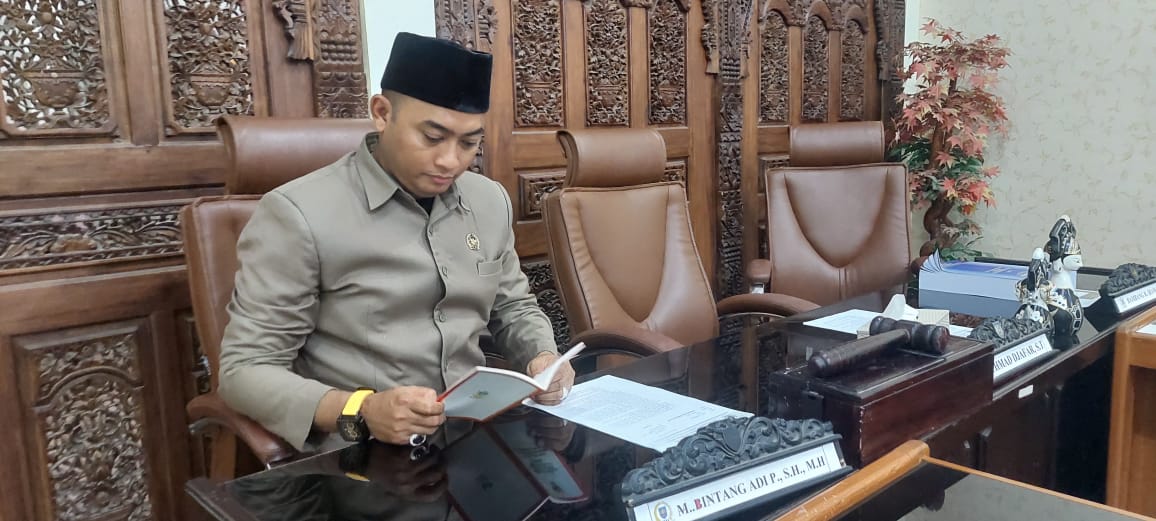 Baliho Besar di Kabupaten Tegal Membahayakan Pengguna Jalan