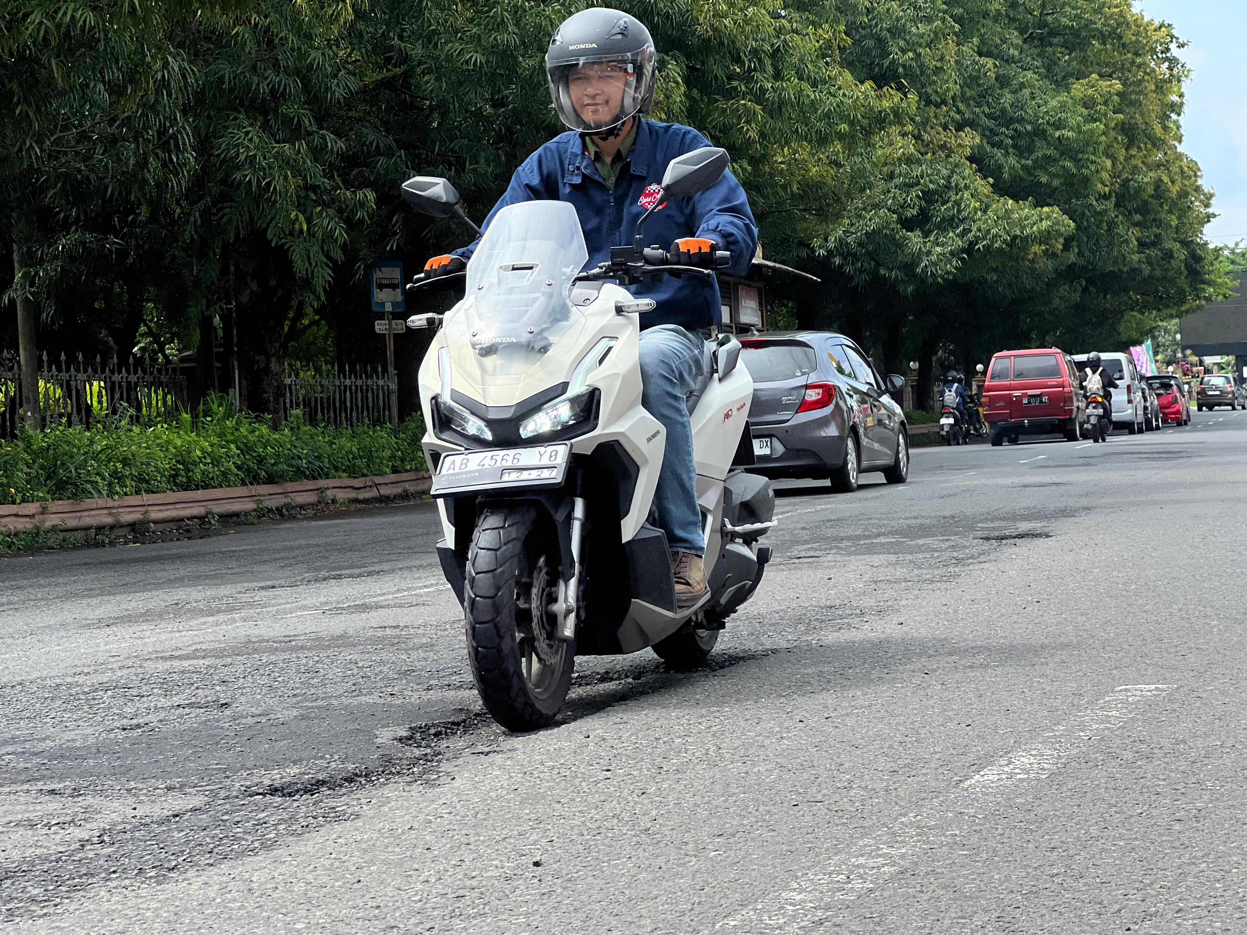 Tips Ala Honda Istimewa, Selalu #Cari_Aman Saat Melewati Jalan Berlubang