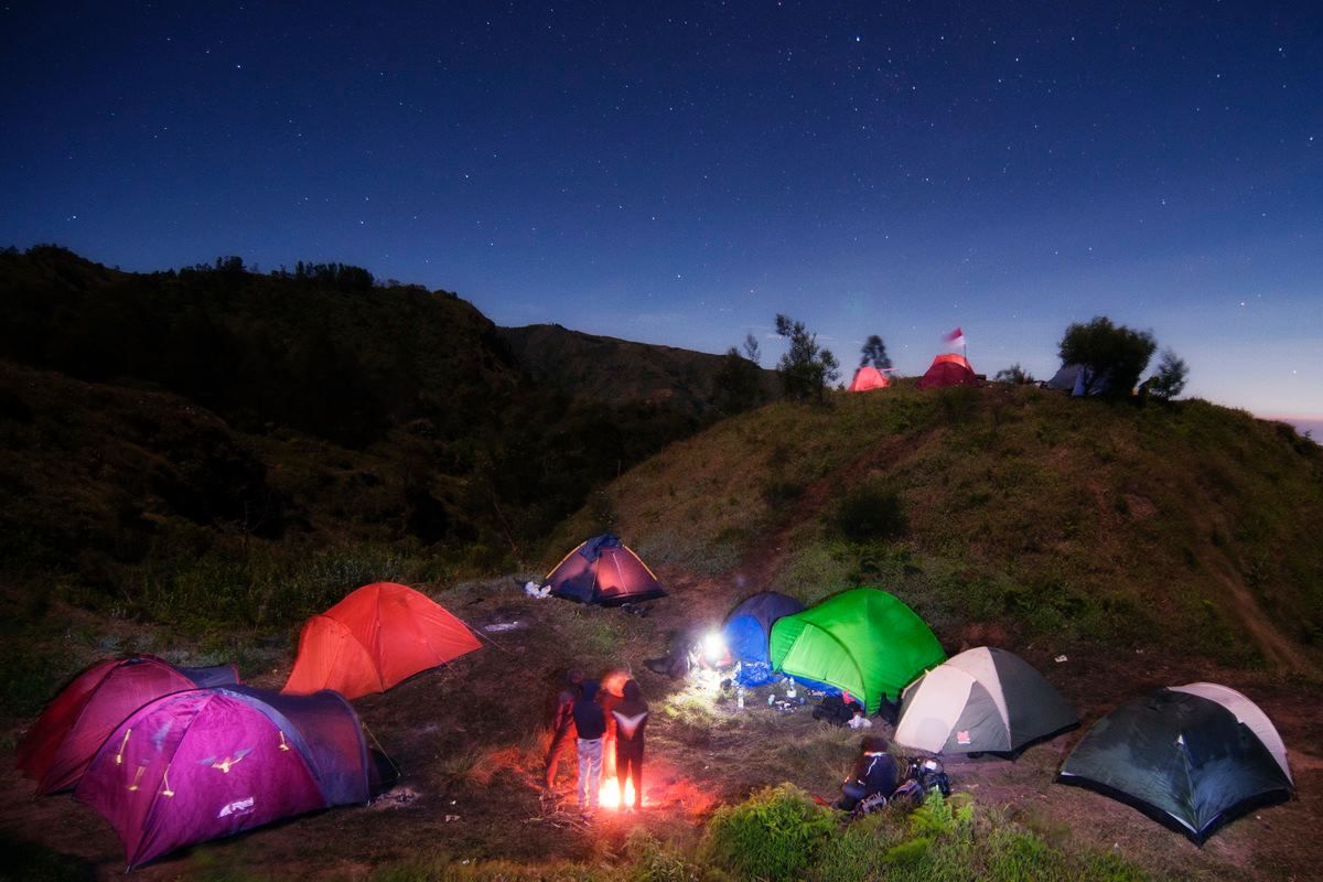 Keindahan Camping di Bukit Sikunir, Negeri di Atas Awan!