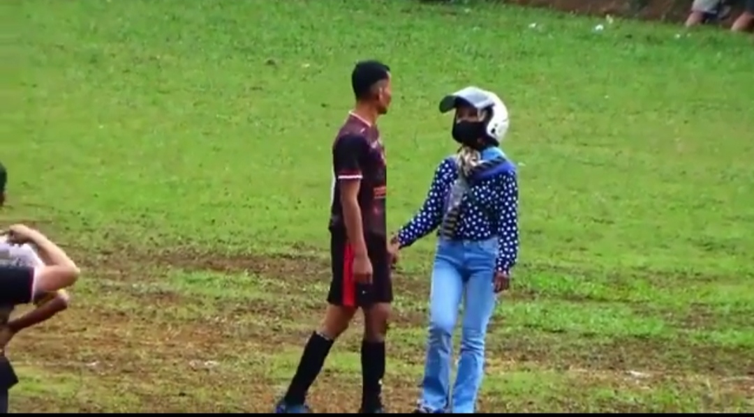 Viral Video Wanita di Dayeuhluhur Cilacap, Paksa Pulang Suaminya Saat Bermain Bola 