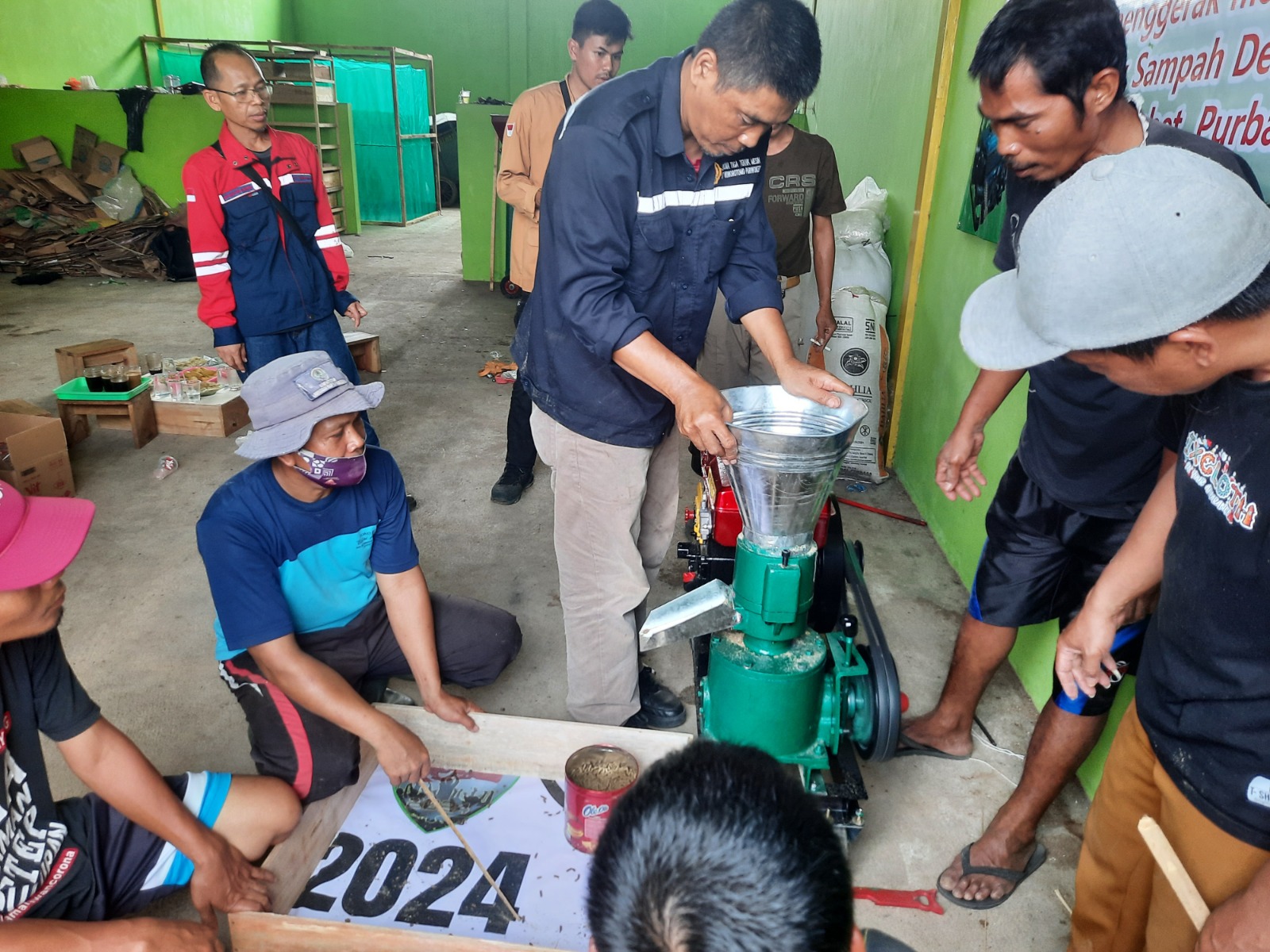 IKI MAANTAP ! STT Wiworotomo Puwokerto Menerapkan Teknologi Pembuatan Pellet Berbahan Baku Maggot