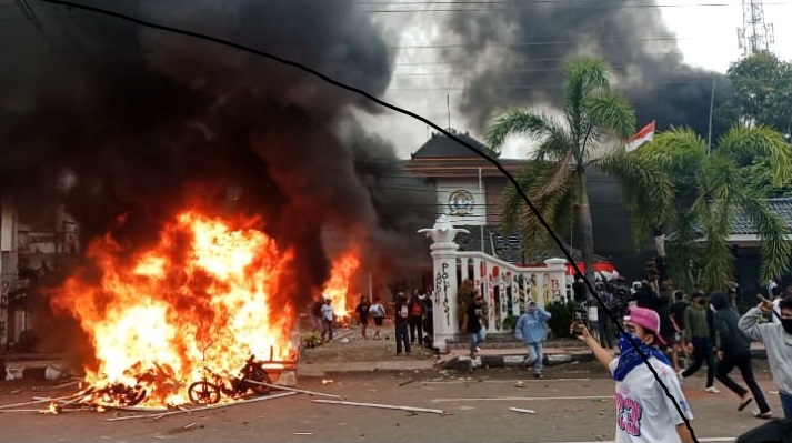 Demo Ricuh di Kantor DPRD Cilacap, Mobil Dalmas Dibakar dan Gedung Dibakar Massa