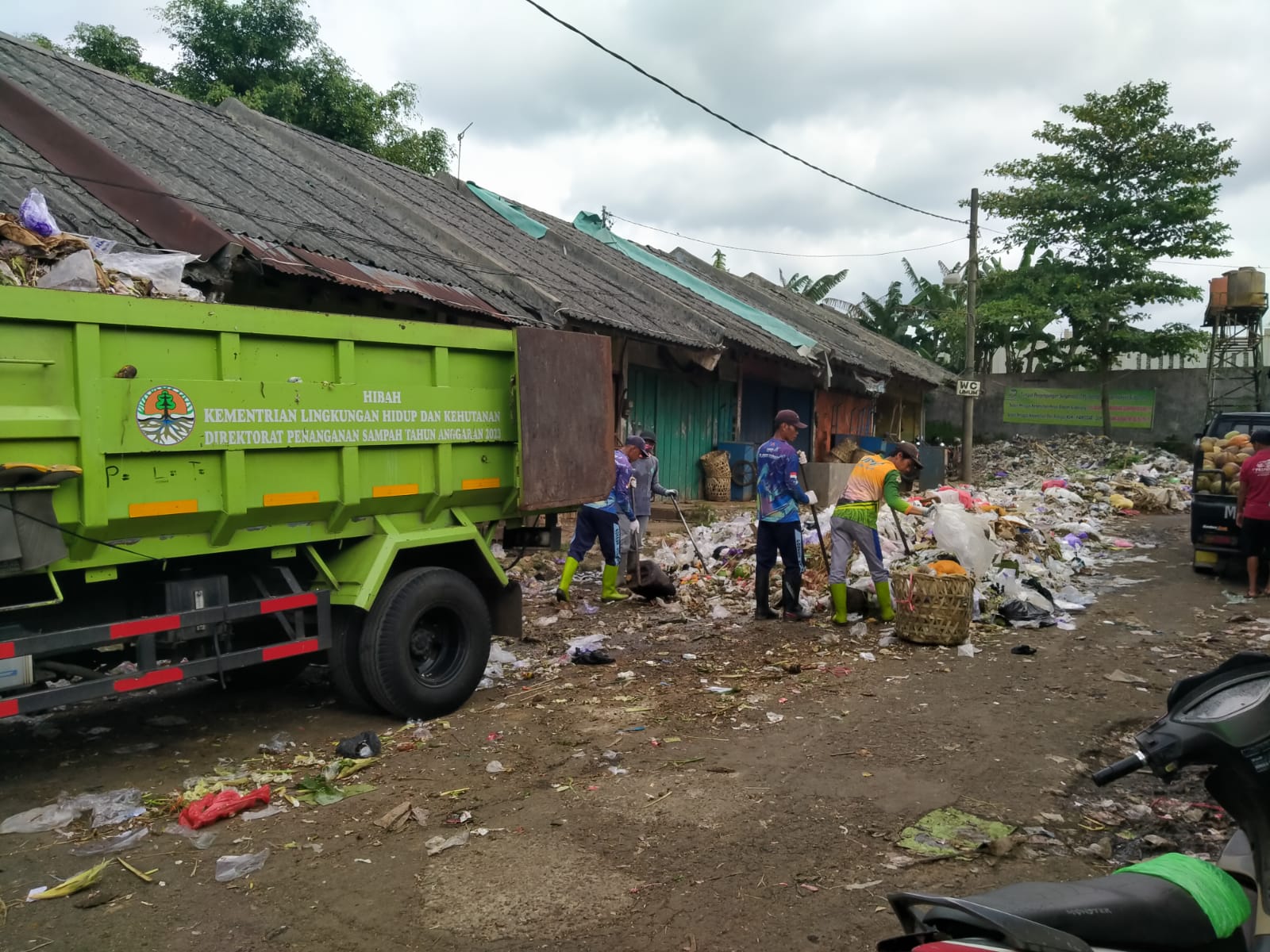 Tumpukan Sampah Pasar Ajibarang Menggunung