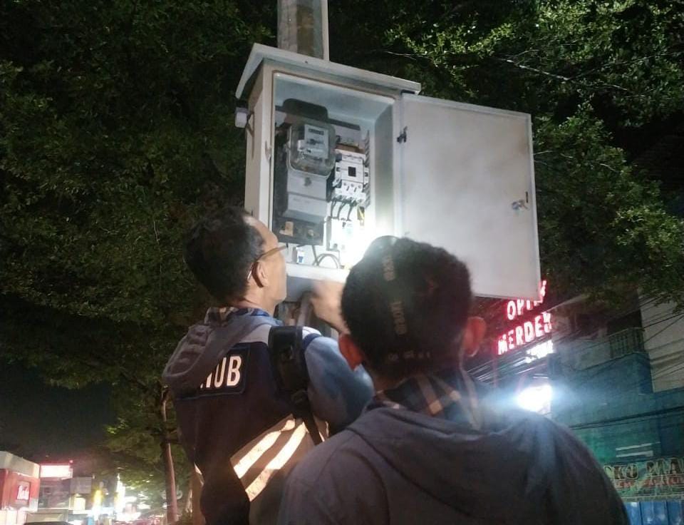 Perbaikan Kerusakan KWH Meter Lampu Jalan Dikebut