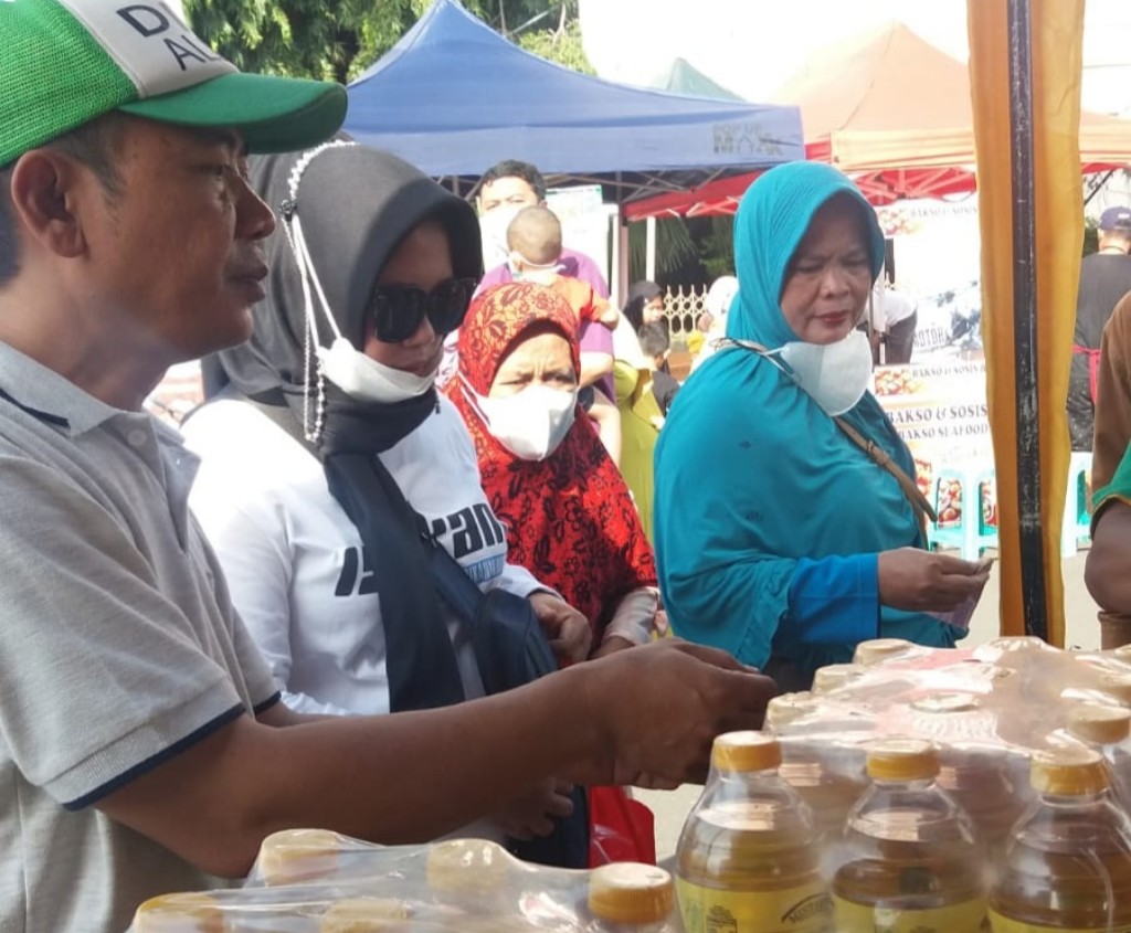 Bazar Telur dan Minyak Goreng Dengan Harga di Bawah Pasaran Diserbu Masyarakat
