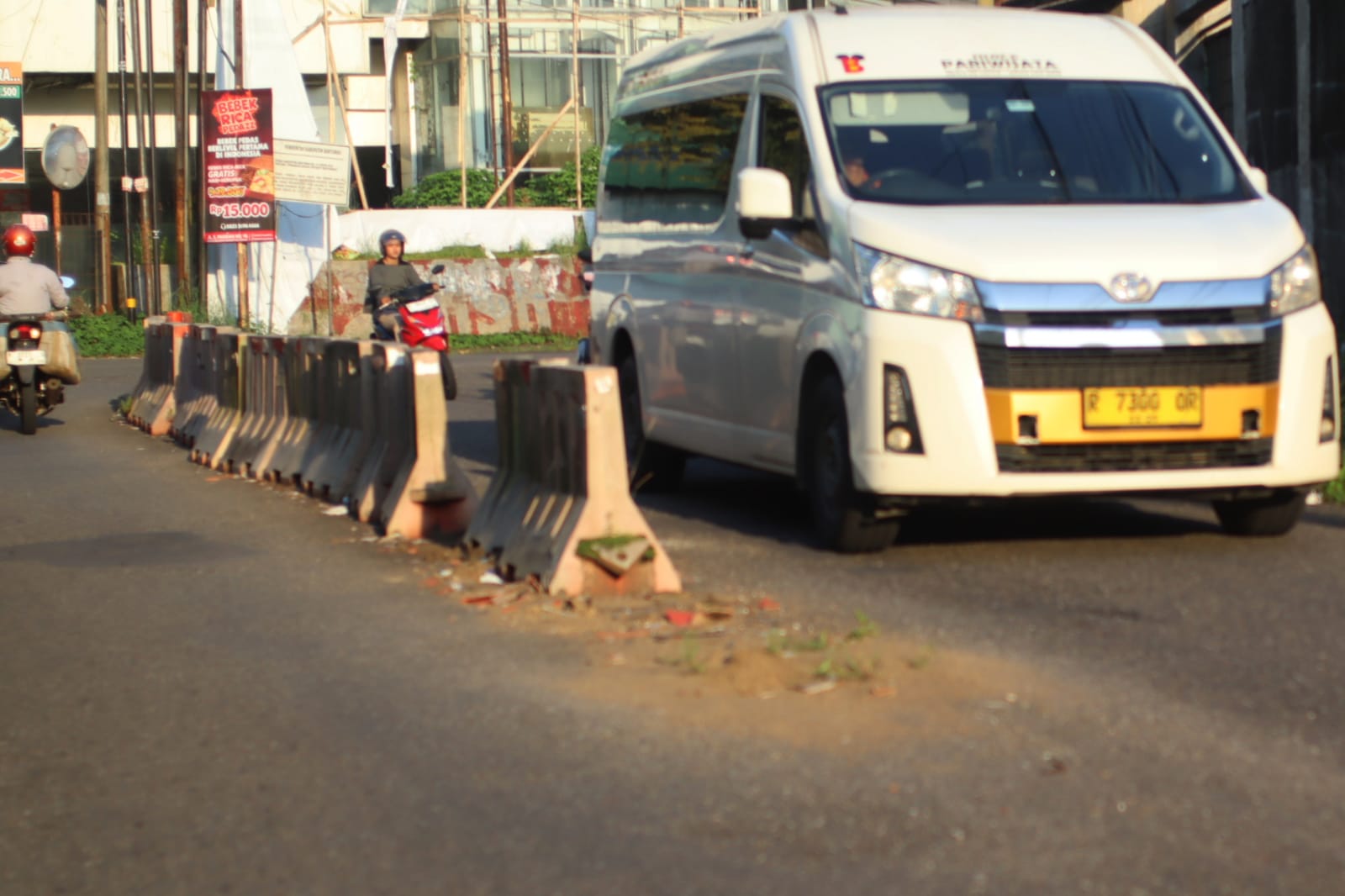 Empat Barrier Pertigaan Moro Purwokerto Rusak 