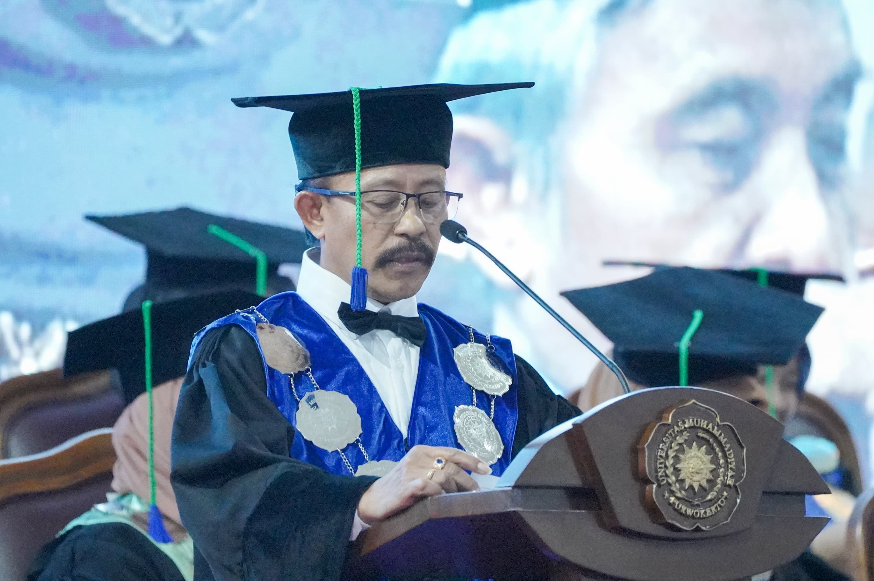 Dari Tukang Bersih-Bersih Perahu Hingga Profesor: Kisah Inspiratif Prof. Dr. Suwartono, M.Hum