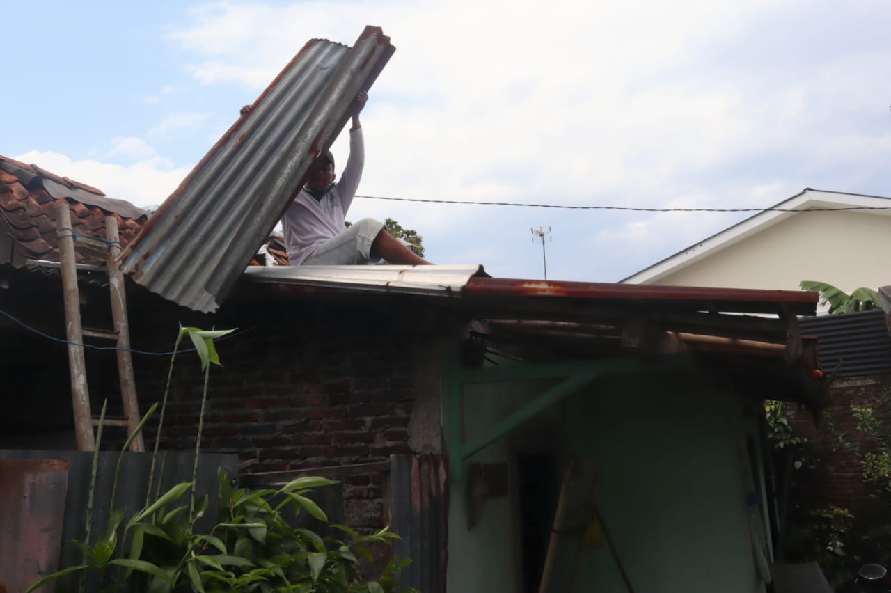 Angin Kencang Porak Porandakan Atap Rumah Warga Kalibener Purwokerto Timur